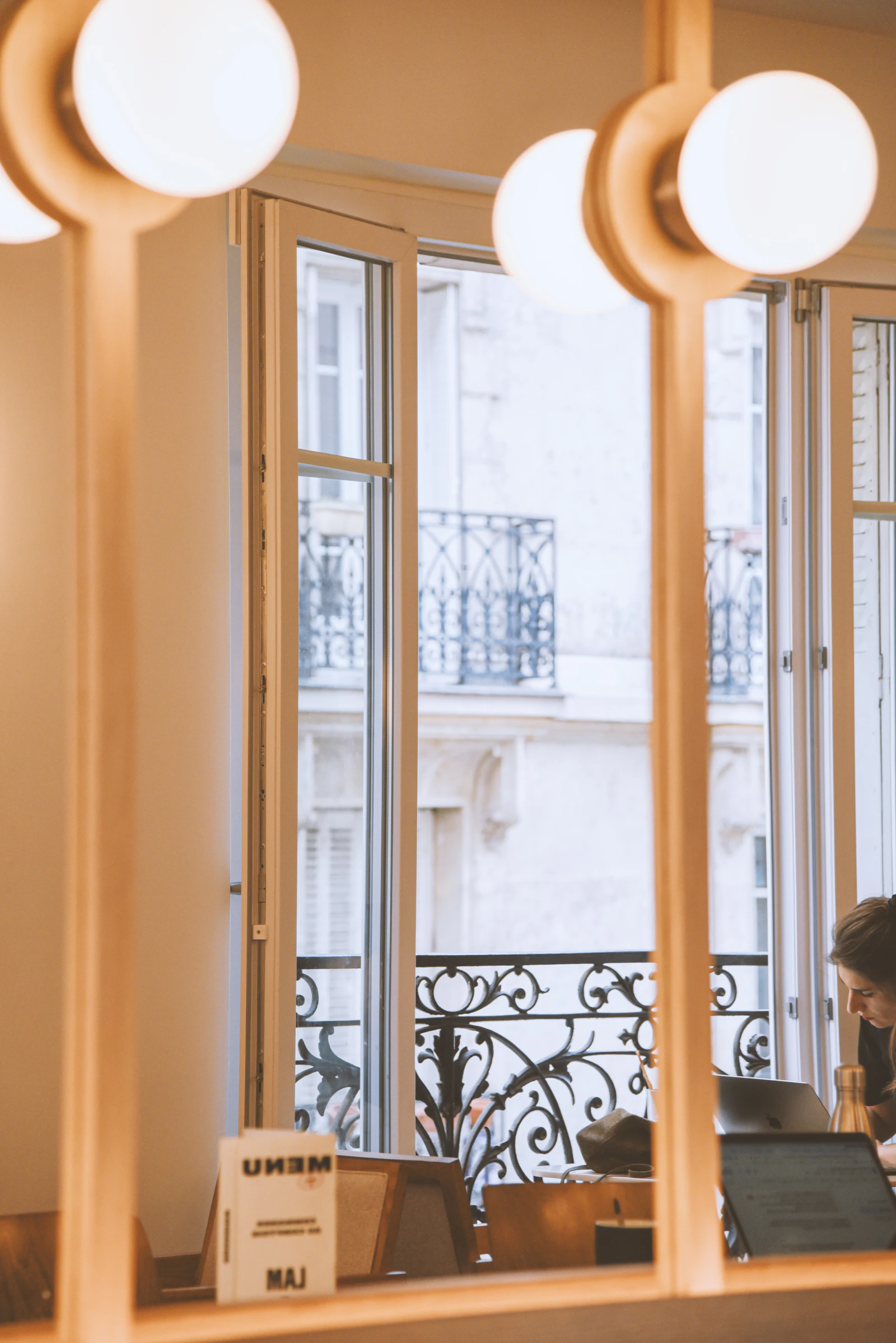 Une fenêtre donnant sur les immeubles de Montmartre à Paris