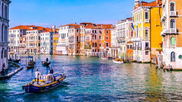 Italie · Canal et gondoles à Venise